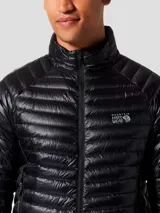 Campera ultraligera Mountain Hardwear modelo Ghost Whisperer, color negro, con diseño acolchado, cierre frontal completo, cuello alto y bolsillos laterales con cremallera.