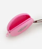 Monedero redondo de silicona color rosado con cierre de cremallera y correa de mano marrón. Presenta un estampado temático en color verde con la frase 'Happee Birthdae Harry'.