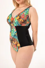 Malla entera con estampado de hojas, flores y animal print, con laterales negros y escote en V.