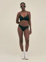 Top de bikini negro cruzado, confeccionado en tela velvet apta para el agua, con escote en V y breteles regulables.