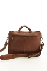 Portafolio de cuero color marrón, con asas superiores reforzadas, correa ajustable desmontable para el hombro y bolsillo exterior con solapa. Diseñado para oficina y uso profesional.