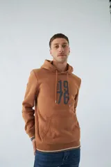 Buzo canguro color marrón con capucha ajustable, bolsillo canguro, fit regular, arte estampado en relieve y logo en goma.