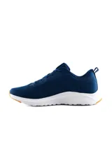Championes Umbro modelo Volten para hombre, de color negro con suela blanca y el logo de la marca en el lateral.