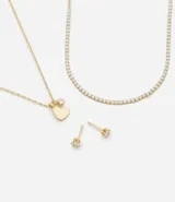 Conjunto de bijouterie compuesto por un collar de doble capa, una cadena con dije de corazón y un par de aros tipo abridores con zirconia. El collar combina una cadena fina con un dije de corazón y una cadena estilo riviere con zirconia, mientras que los aros presentan un diseño minimalista con una piedra central.