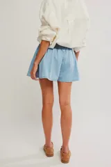 Falda pantalón de denim color celeste, de tiro medio y línea A. Cuenta con diseño de falda en la parte frontal y short incorporado en la parte trasera.