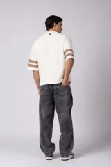 Remerón de corte oversize con cuello redondo y mangas cortas. Presenta un diseño estampado frontal con la palabra 'CONCEPT' y el número '78' en efecto desgastado, además de dos franjas horizontales en las mangas.