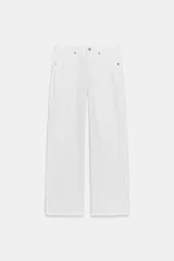 Pantalón de jean azul de corte recto y tiro medio.