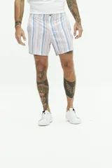 Short de baño con estampado floral en tonos azul y blanco, con cintura fija, cierre de botón y bolsillos laterales.