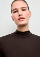 Camiseta marrón de manga larga acampanada, con cuello perkins, diseño entallado y detalle fruncido en el lateral de la cintura.