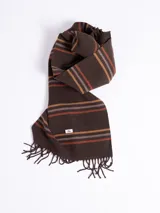 Bufanda de tejido suave en color marrón chocolate con diseño de rayas horizontales en tonos naranja, beige y gris. Presenta terminaciones con flecos en los extremos.