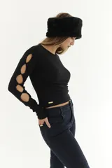 Camisa marrón de lycra ribb de algodón con aberturas en las mangas.