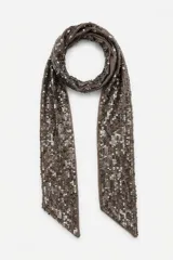 Pashmina fina y angosta de color marrón con aplicación total de lentejuelas brillantes.