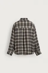 Camisa de corte relajado con diseño de cuadros en tonos negro y beige, cuello camisero, manga larga y cierre frontal de botones.