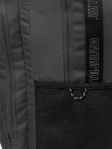 Mochila negra de poliéster ripstop 450D con detalles de cordón. Tiene un compartimento principal grande con bolsillo interior forrado, logotipo reflectante estampado, bolsillos laterales de malla, bolsillo frontal con cremallera y panel organizador con ranuras para bolígrafos y cordón para llaves.