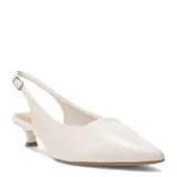 Zapato tipo slingback de cuero color blanco, con punta fina, taco bajo curvo y tira ajustable con hebilla en el talón.
