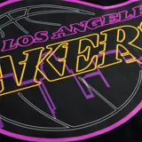 Remera negra de manga corta con cuello redondo y estampado frontal de los Los Angeles Lakers con detalles en rosado y violeta.