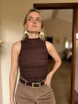 Top sin mangas de encaje color marrón chocolate, con cuello alto.