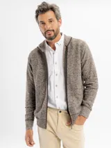 Campera tejida de punto jaspeado en tonos marrones, con cierre frontal completo, cuello alto y puños acanalados.