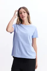 Remera blanca de algodón con cuello redondo y calce regular.