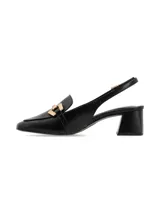 Zapato tipo mule con taco cuadrado forrado, punta cuadrada y detalle de ornamento metálico dorado en el empeine. Presenta diseño destalonado con tira ajustable mediante hebilla lateral.
