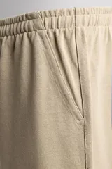 Pantalón jogger de corte relajado confeccionado en tejido compacto de algodón. Presenta cintura elástica con cordón interior, bolsillos frontales en la cadera y un bolsillo trasero de plastrón.