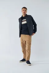 Chaleco negro de nylon para hombre, con cierre frontal, cuello alto y bolsillos laterales con cierre.