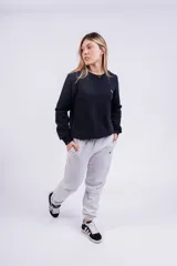 Pantalón jogger color marrón con cintura elástica, cordón ajustable y logo bordado en blanco.