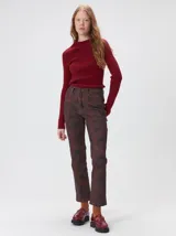 Pantalón de jean de tiro medio con corte de pierna recta y ajuste cómodo. Presenta un estampado integral con motivos geométricos y abstractos en tonos azules.