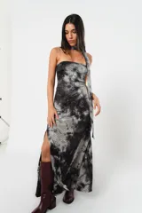 Vestido largo strapless con estampado batik en tonos grises y negros. Incluye una tira de tela que se puede usar como cuello halter. Tiene tajo en ambos costados.