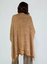 Pashmina de punto melange en tonos azul y gris, con detalles de tejido calado y terminaciones de crochet en el borde inferior.