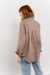 Camisa fucsia de algodón, corte clásico, manga larga y cierre con botones.