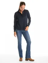 Remera de modal con cuello solapa, escote en V y cierre frontal con botones. Presenta mangas largas con puños elásticos y un corte recto con dobladillo ligeramente más largo en la parte posterior.