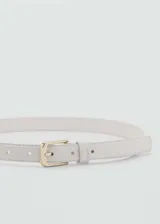 Cinturón fino de diseño texturizado con efecto piel de cocodrilo en color beige, con hebilla metálica dorada de forma rectangular y presilla a tono.
