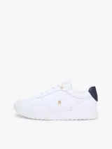 Zapatillas de piel blanca inspiradas en el running, con diseño de corte bajo, cordones, panel azul marino a contraste en el talón y suela de EVA.