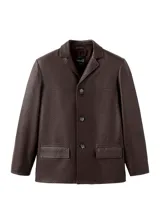 Blazer de cuero marrón con solapas clásicas, cierre frontal de botones y bolsillos laterales con solapa.