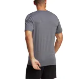 Remera gris de entrenamiento Adidas para hombre, de corte clásico y mangas cortas. Presenta el logo de Adidas en el pecho.