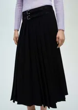 Falda midi plisada negra con doble cinturón de cuero sintético con hebillas plateadas.