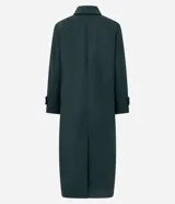 Abrigo largo de paño color verde oscuro, con solapas amplias tipo blazer, cierre frontal cruzado con botones y abertura trasera. Diseño estructurado y elegante.