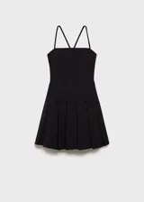 Vestido corto negro de corte evasé, con escote cuadrado, tirantes finos cruzados en la espalda y detalle de pinzas en el frente.
