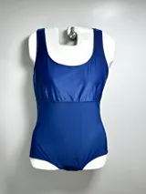 Malla de natación entera azul con breteles anchos y escote redondo.