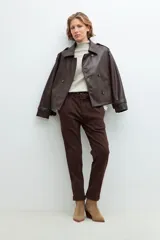 Pantalón de vestir marrón chocolate con cinturón de cuero a tono.