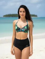 Bikini de dos piezas. El corpiño es estilo balconette con aro, estampado en tonos verde, negro y azul. La bombacha es tiro alto, negra, con frunces laterales.