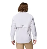Camisa de manga larga Columbia modelo Bahama II L/S Shirt, color blanco, diseñada para pesca y actividades al aire libre. Confeccionada en nailon liviano, cuenta con tecnología Omni-Shade UPF 50 para protección solar, bolsillos frontales en el pecho, ventilación trasera y sistema para convertirla en manga corta.