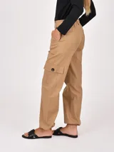 Pantalón cargo color gris, de corte recto y tiro alto, con bolsillos laterales y bolsillos cargo con solapa y botón.