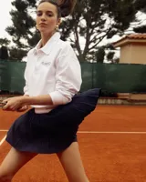 Buzo blanco de algodón con cuello polo y mangas largas. Estampado frontal con el texto "New York Racquet Club Sporty & Rich".