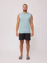 Musculosa blanca de algodón con corte holgado y estampado frontal con el logo de la marca Rusty.