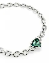 Colgante plateado con cadena de eslabones y dije de cristal facetado color verde en forma triangular.