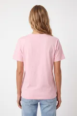 Remera celeste de manga corta y cuello redondo, de corte clásico y liso.