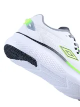 Championes deportivos Umbro modelo Invictus, color negro con suela blanca. Presentan un diseño de malla transpirable, cierre con cordones y el logo de la marca en el lateral.