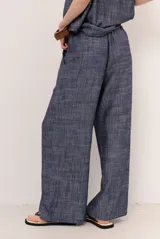Pantalón azul de corte ancho y relajado, con cintura elástica.